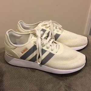 Adidas men’s tennis shoe